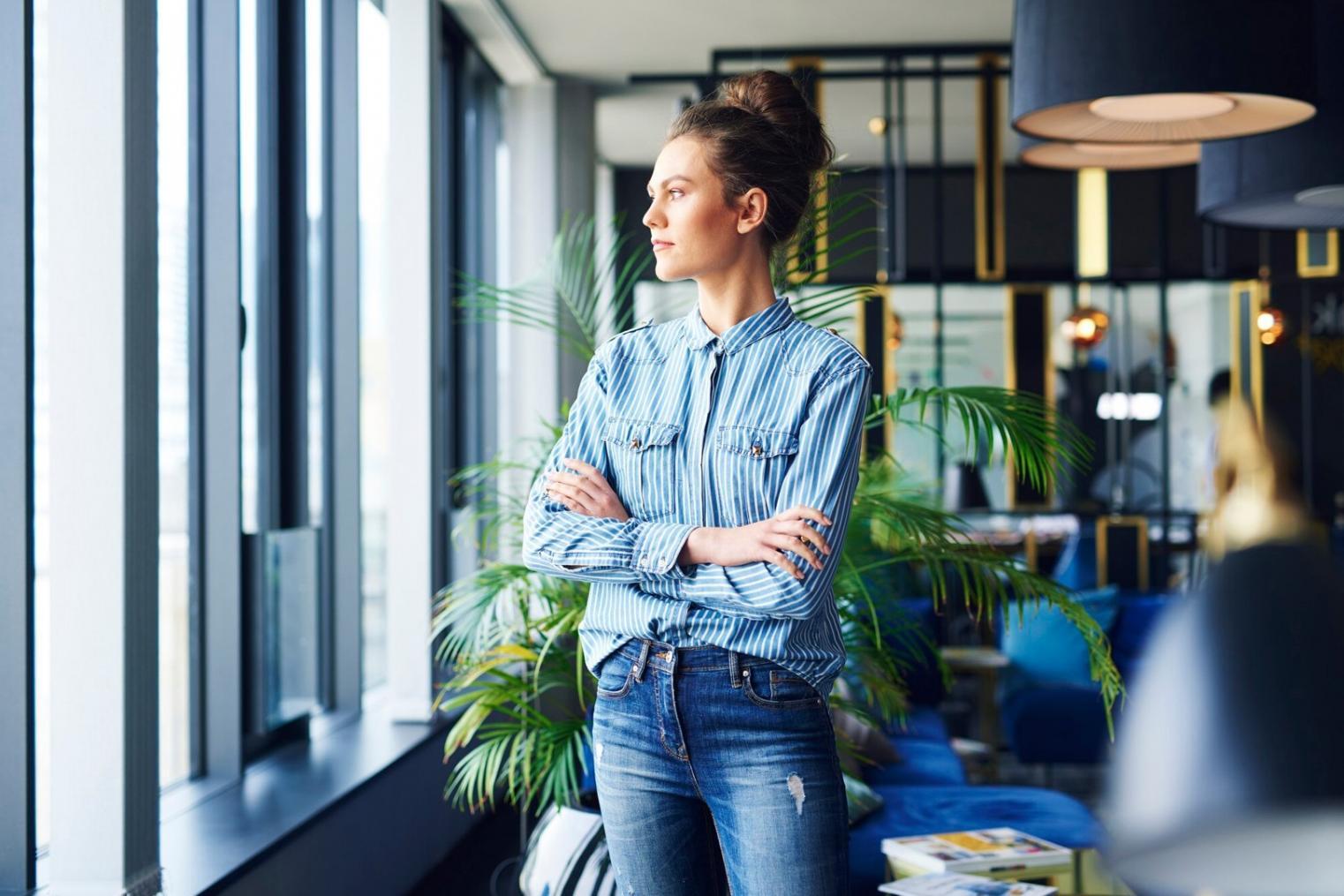 Entrepreneur présentant sa vision startup lors d'un rendez-vous stratégique